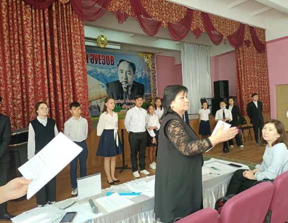 11-сәуірде М. Әуезов атындағы №128ЖББМ-те ақындар оқуларынан аудандық сайыс өткізілді.